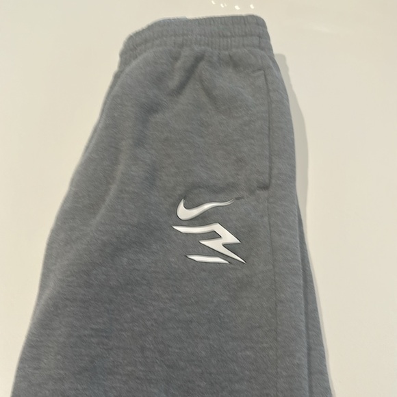 2 Nike track pants and under armour shirt - Picture 3 of 8